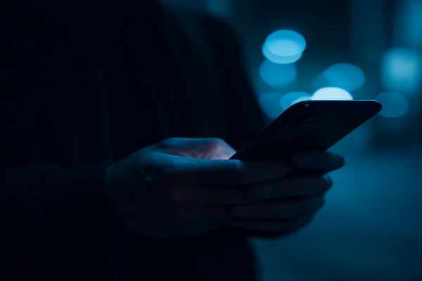 qqgg আলো-ঝলমলে গেমিং প্ল্যাটফর্ম থিমে একটি মনোমুগ্ধকর ভিজ্যুয়াল, যা আধুনিক গেমিং পরিবেশের প্রতিচ্ছবি